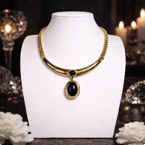 MONET Rare Vintage 1970s Black Cabochon Hammered Gold-tone Collar Necklace